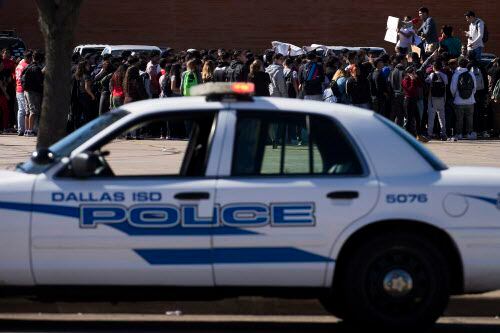La policía arrestó a un estudiante el viernes durante protestas estudiantiles en Dallas. DMN
