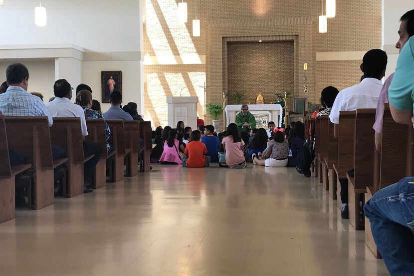 El padre Martín Moreno llamó a un grupo de niños que asistían a su misa antes de referirse...