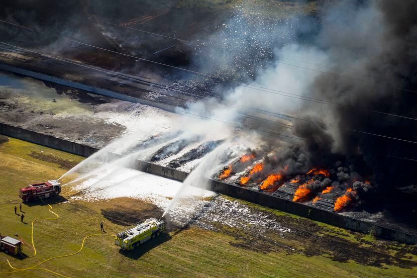Los bomberos de Grand Prairie dicen que la fábrica continuará quemándose por los próximos...