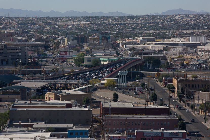 Un puente sobre la línea fronteriza entre El Paso, Texas, y Ciudad Juárez, Chihuahua, México.
