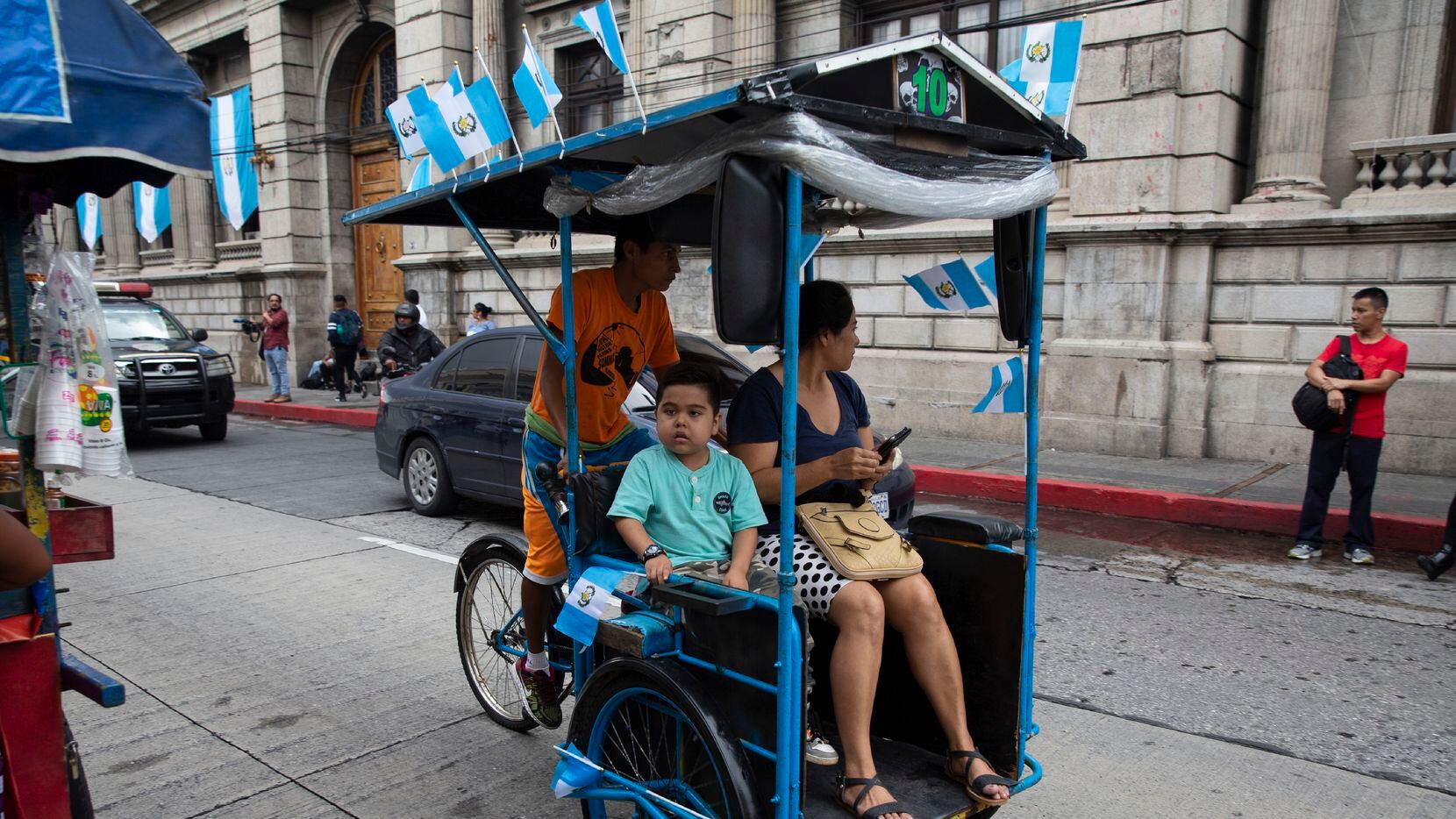 Un taxi de bicicleta en Guatemala, nación que acordó ser 'tercer país seguro' para migrantes...