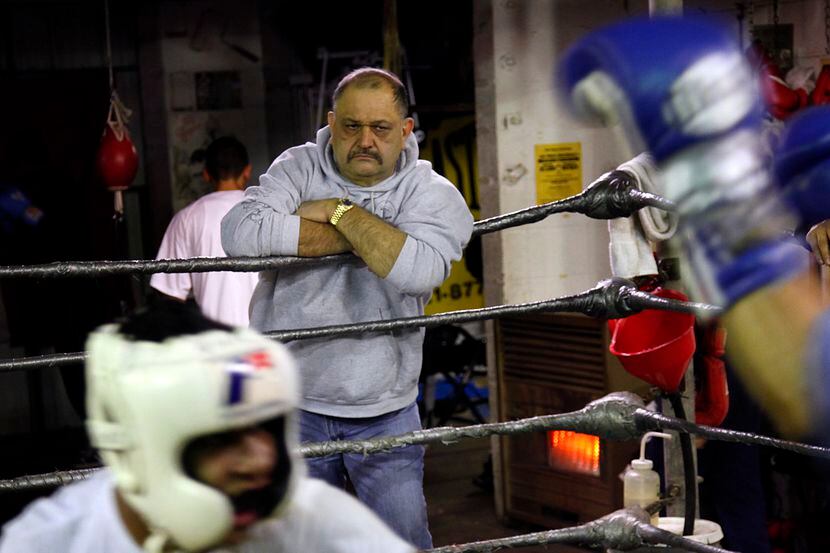 Gene Vivero (der), propietario de Vivero Boxing Gym en Oak Cliff, observa a Eric Anton...