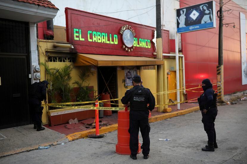 Agentes de policía resguardan el bar donde más de 20 personas murieron en Coatzacoalcos,...