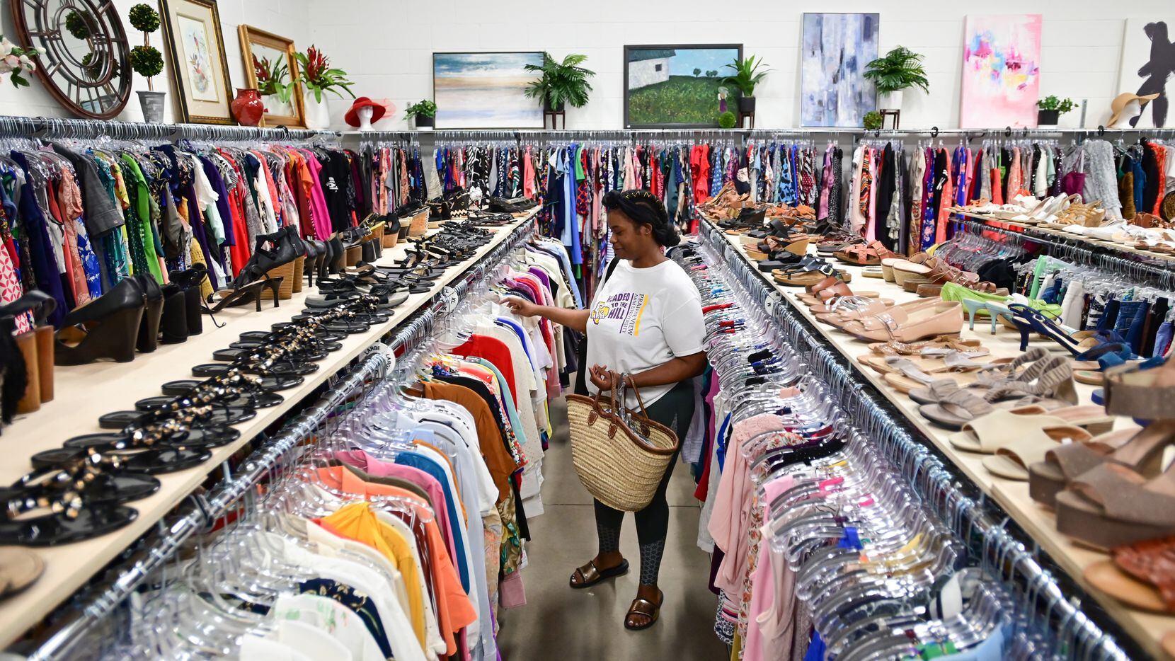 El refugio para mujeres Genesis inauguró una tienda de ropa de segunda mano y un centro de...