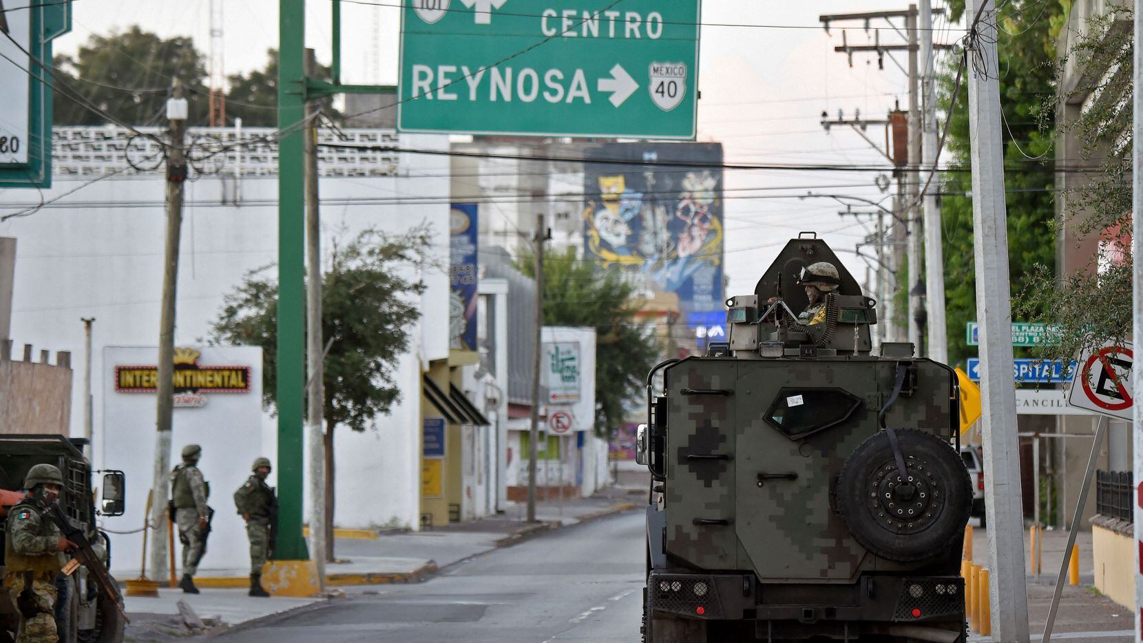 Elementos de la Guardia Nacional mexicana esperan a elementos de la fiscalía para abandonar...