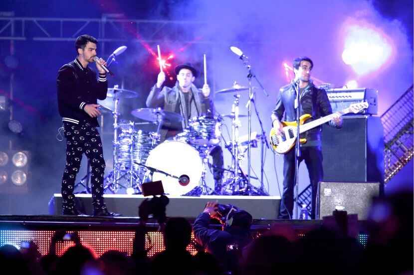 Los Jonas Brothers dieron en Miami su primer concierto juntos en seis años, en el que...