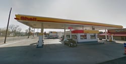 Un hombre entró a una gasolinera Shell en Denton, se desnudó y dijo que iba a morirse. Foto...