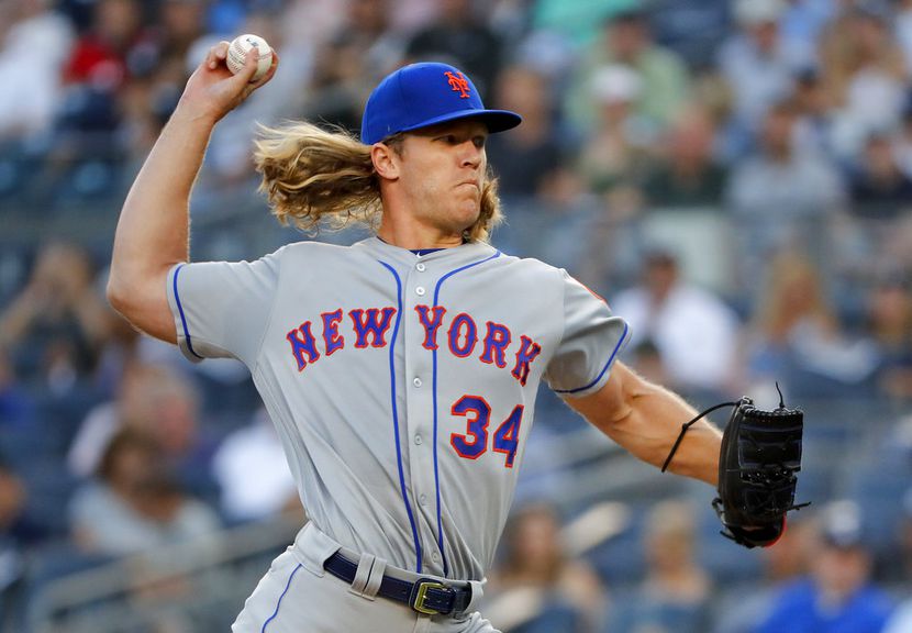 Noah Syndergaard de los Mets de Nueva York lanza ante los Yanquis de Nueva York, el viernes...