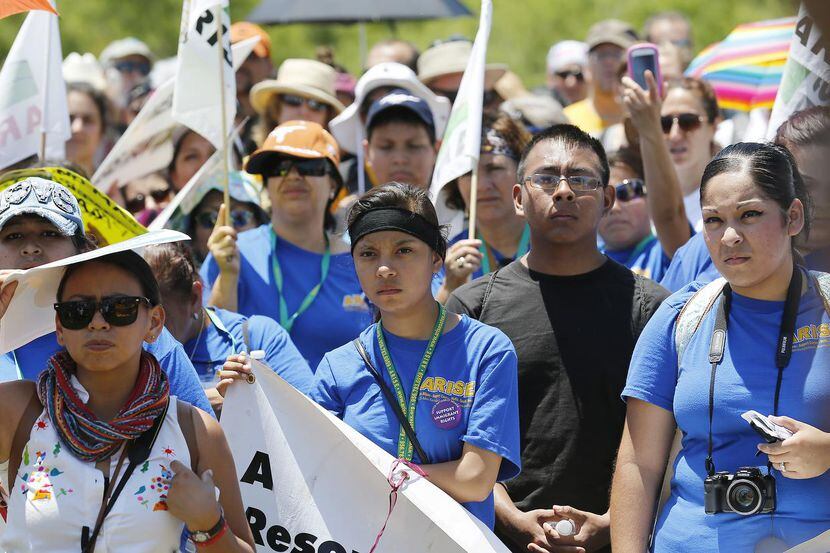 Cientos participan en una protesta en contra de la deportación de niños y familias en...
