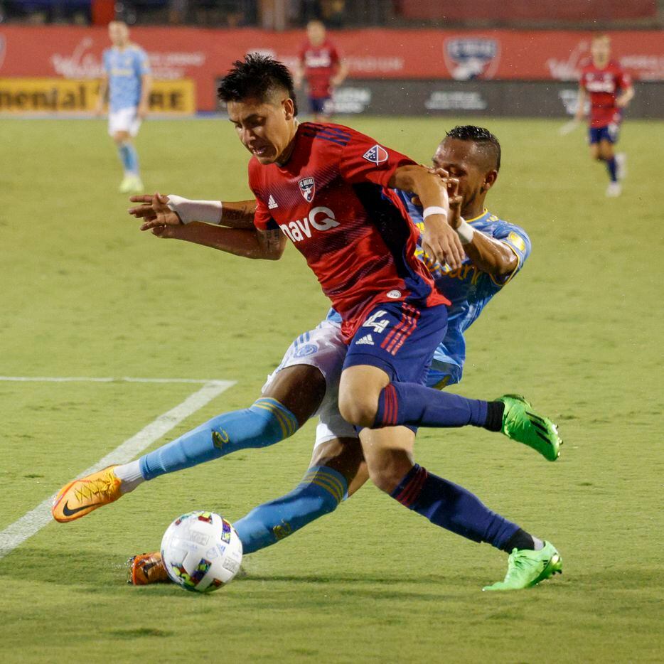 Philadelphia Union forward Julián Carranza (9) tackles the ball away from FC Dallas defender...