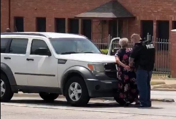 Imagen tomada del video donde se muestra un arresto en Oak Cliff.(CORTESIA DE VANESSA GAMBINO)
