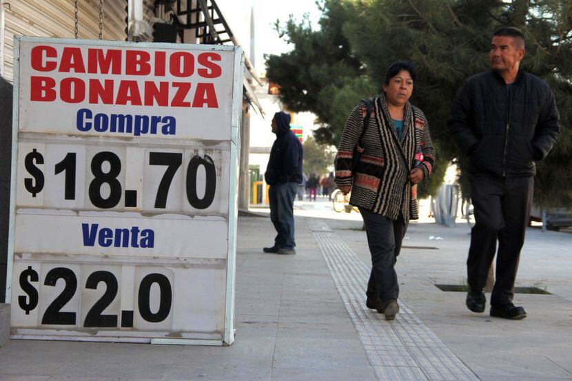 El cambio del dólar estadounidense se ve en una oficina de cambio en Ciudad Juárez, estado...