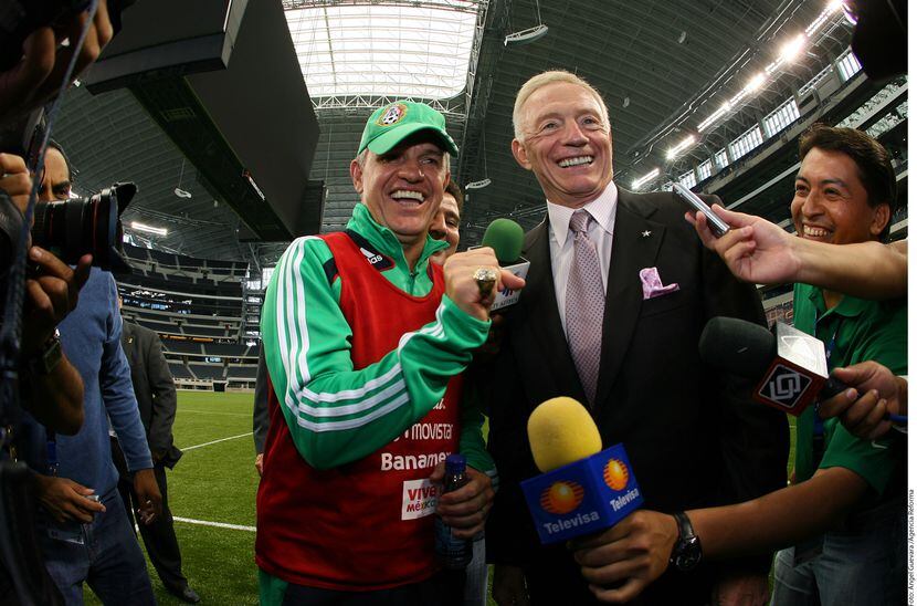 Javier Aguirre dirigía al Tri cuando vino a jugar al estadio de los Cowboys en 2009. Foto...
