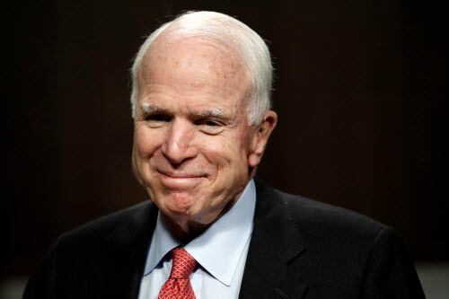 John McCain suspendió su tratamiento contra el cáncer.
