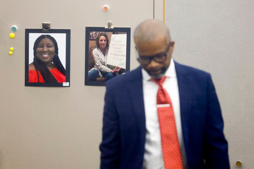 Dallas County prosecutor George Lewis walks back to his seat after displaying a photo of...