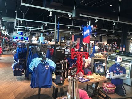 La tienda oficial de lo Texas Rangers abrió dentro de Globe Life Field pero muy pocas...