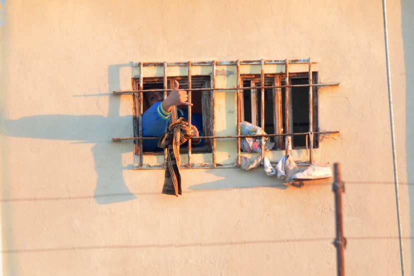 Un reo hace señas desde una ventana de la prisión Topo Chico en febrero, cuando...
