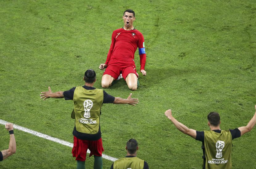 Cristiano Ronaldo se desliza de rodillas tras marcar el segundo gol de Portugal en el...