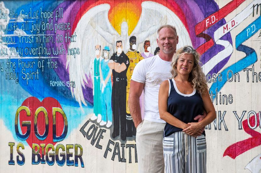 Martha González-Skinner y su esposo, Steve Skinner, pintaron un mural en honor al personal...