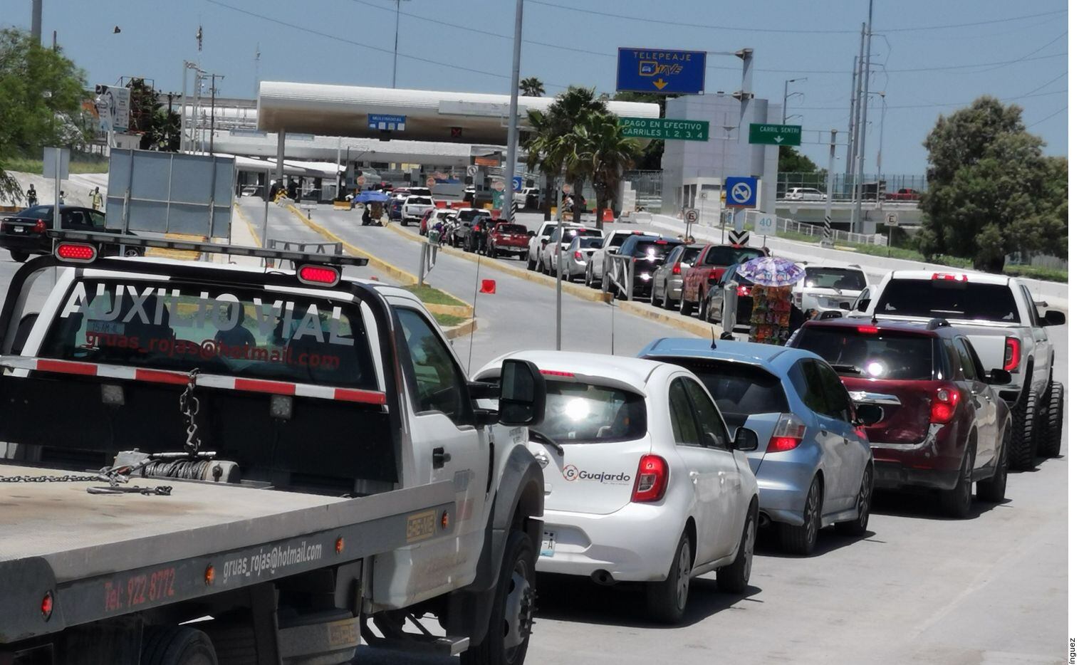 Miles de automóviles cruzan el puente internacional que conecta Los Indios, Texas con Matamoros.