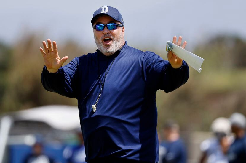 El entrenador en jefe de los Dallas Cowboys, Mike McCarthy, dirige la practica del equipo en...