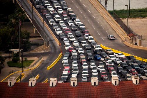 El puente internacional Juárez Lincoln donde vehículos esperan para entrar a EEUU desde...