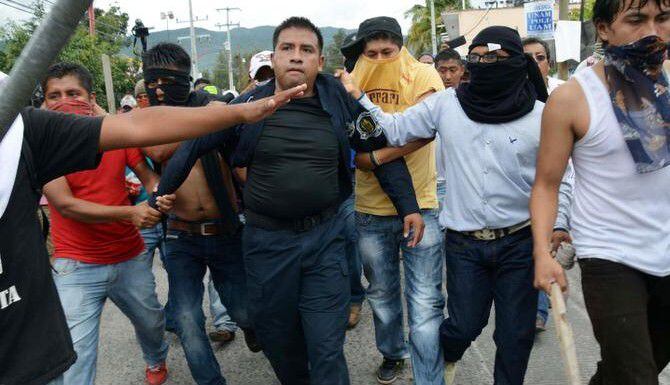 Manifestantes detiene a un policía en Chilpancingo, la capital de Guerrero. Familiares y...