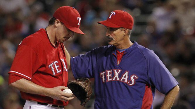 Texas Rangers pitching coach Mike Maddux (31) talks with Texas Rangers relief pitcher Tanner...