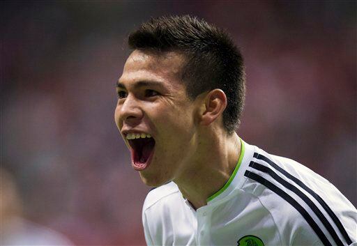 El jugador de la selección de México, Hirving Lozano, festeja un gol contra Canadá por las...