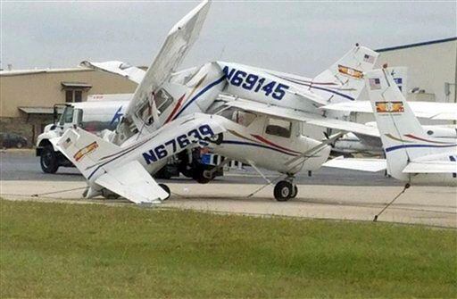 Esta foto proporcionada por el Municipio de Denton, Texas, muestra avionetas apiladas tras...
