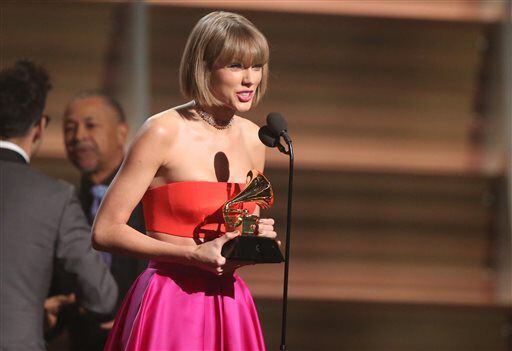 Taylor Swift ganó el Grammy a mejor álbum por “1989”. AP
