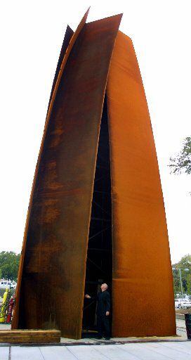  Spiegelman compares Richard Serra's Vortex at the Modern Art Museum of Fort Worth to "a...