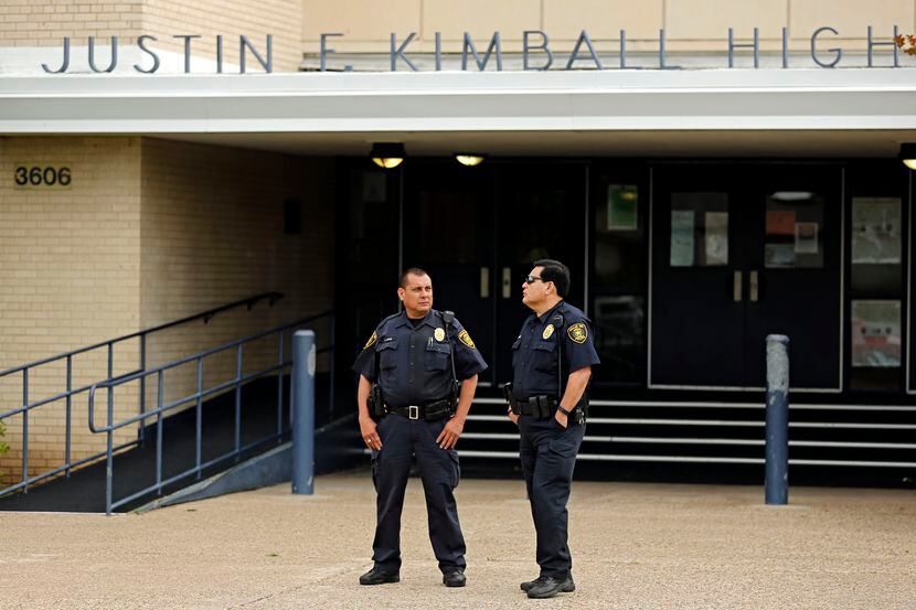 Agentes de la policía del DISD acudieron a la preparatoria Kimball luego de que un...