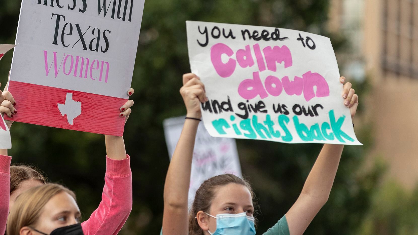 Mujeres marchan en Austin, Texas, para defender sus derechos sobre sus cuerpos tras nuevas...