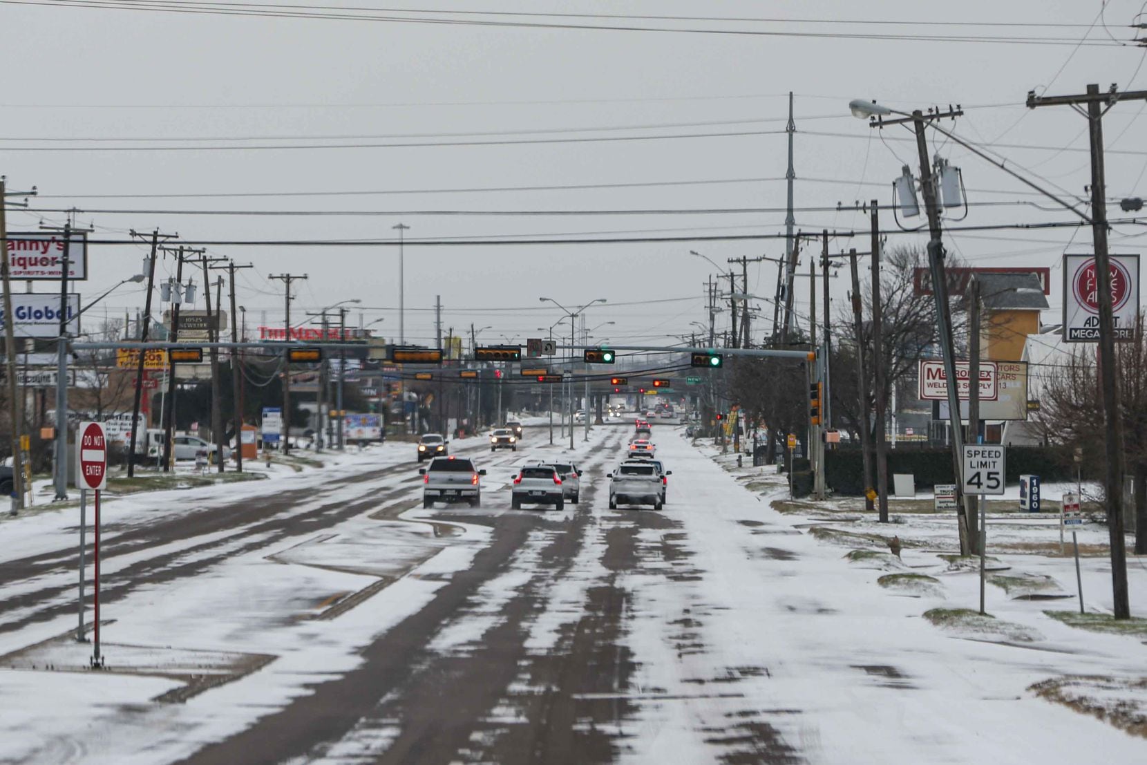 Light traffic on TX-12 Loop Northwest as it continues to snow and temperatures keep dropping...