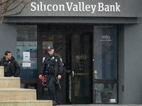 Dos policías salen de una sucursal del banco Silicon Valley, el viernes 10 de marzo de 2023,...