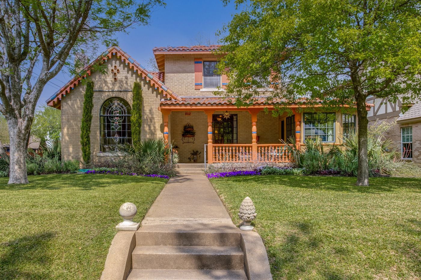 Echa un vistazo a esta casa histórica de Hollywood Heights en 802 Clermont Avenue en Dallas.