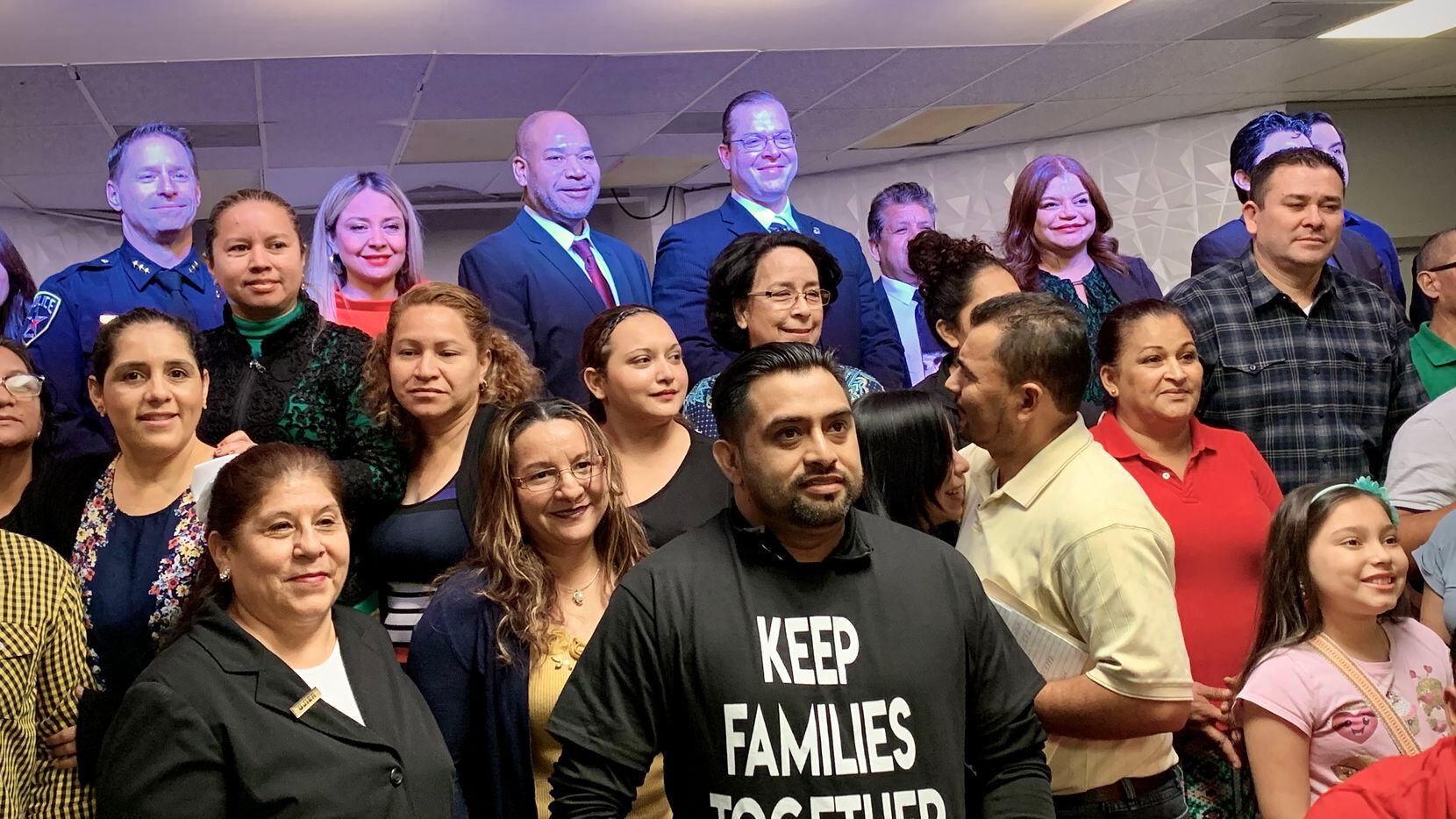 Miguel Vergara, representante de ICE (arriba, centro), posó con activistas y asistentes de un foro sobre inmigración en Irving, el jueves