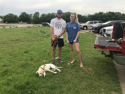 Dan Ashman y su novia Lindsay Entralgo en Arbor Hills Park de la ciudad de Plano paseando a...