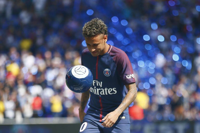 El delantero brasileño Neymar pasó al PSG por $262 millones. (AP/Francois Mori)
