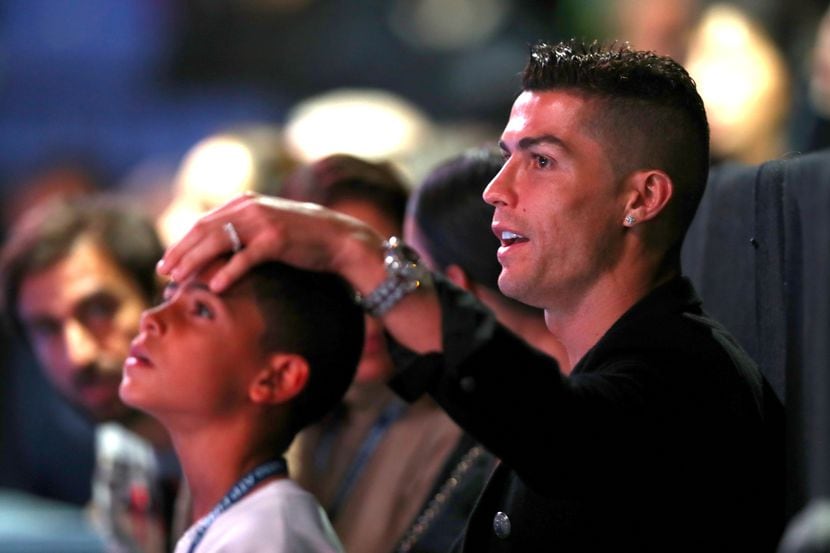 Cristiano Ronaldo y su hijo Cristiano Ronaldo Jr. viendo un partido de tenis en la O2 Arena...