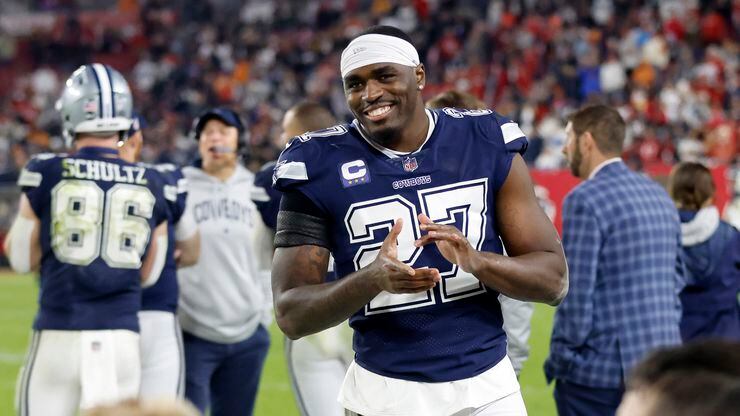 Dallas Cowboys safety Jayron Kearse (27) applauds the play of his teammates on the sideline...