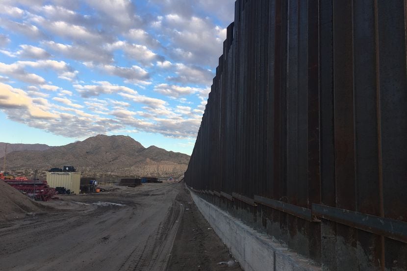 Un muro de 19 pies de altura separa México de Estados Unidos.