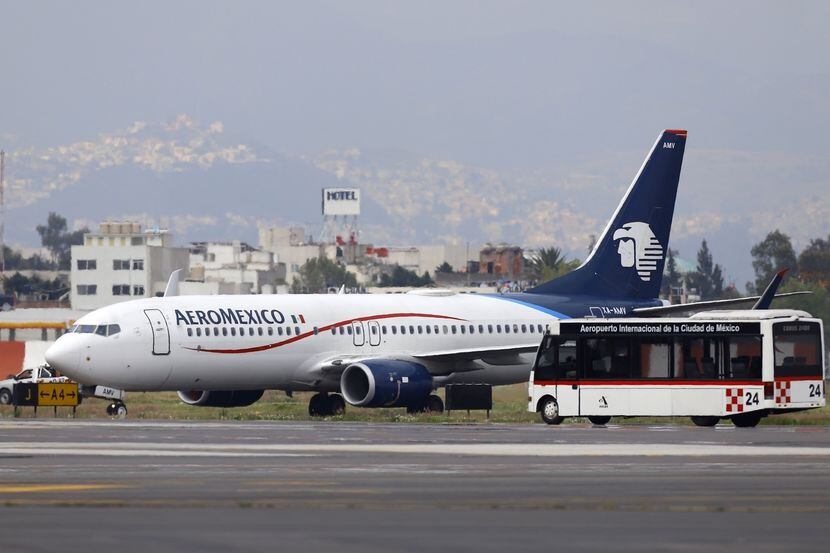 Una nave Boeing 737 de Aeroméxico recibe servicio en el Aeropuerto Internacional Benito...