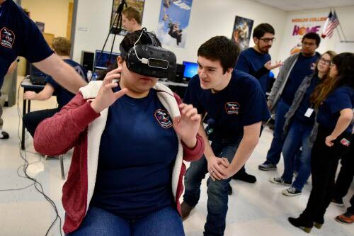 La estudiante Angela Saavedra ensaya el simulador de realidad virtual que le permitirá a los...