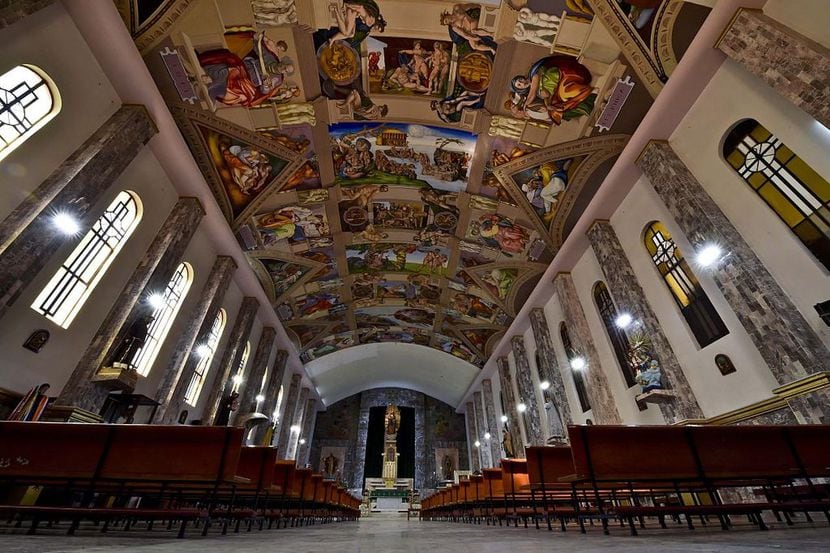 La obra de Michelangelo en la Capilla Sixtina ha sido reproducida en diferentes escenarios,...
