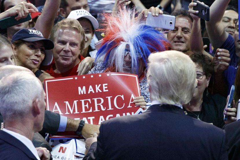 El candidato republicano Donald Trump saluda a sus simpatizantes en Sunrise, Florida....