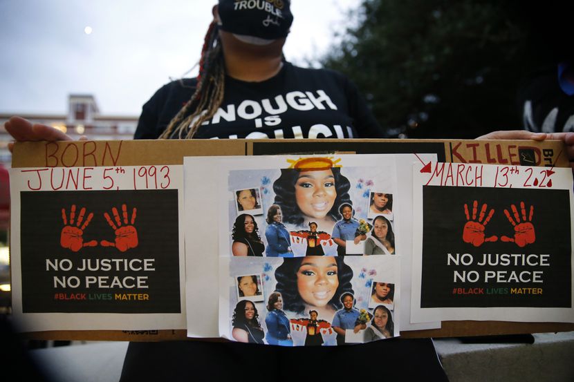 Shena Lee de Dallas despliega una pancarta con fotos de Breonna Taylor durante una protesta...