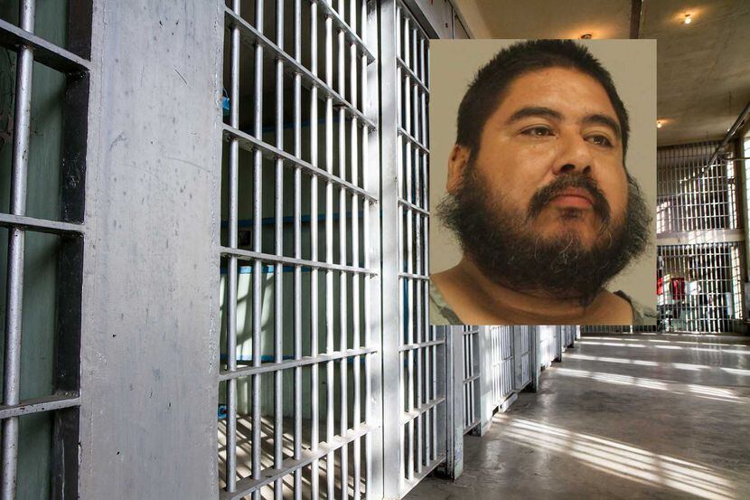 Julio González fue arrestado por asesinato y se encuentra en la cárcel del condado de Dallas.
