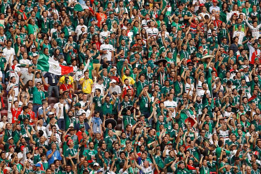 Sección de fans de México en el partido del domingo ante Alemania. AP
